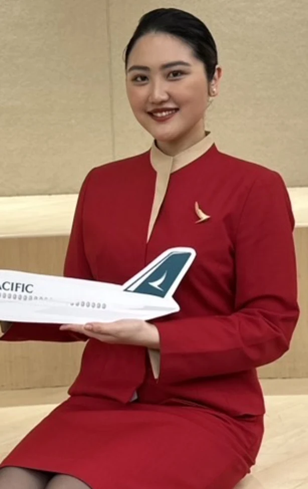キャセイパシフィック航空の客室乗務員の制服を着たAnnaさん。