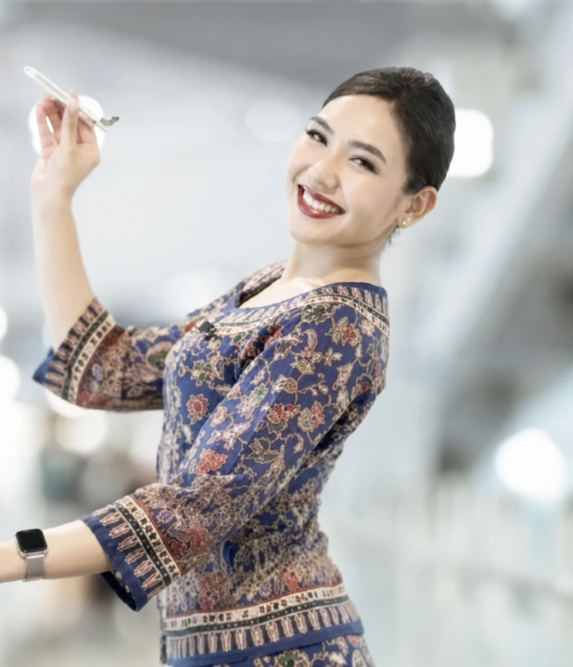 シンガポール航空の客室乗務員の制服を着たKさん。