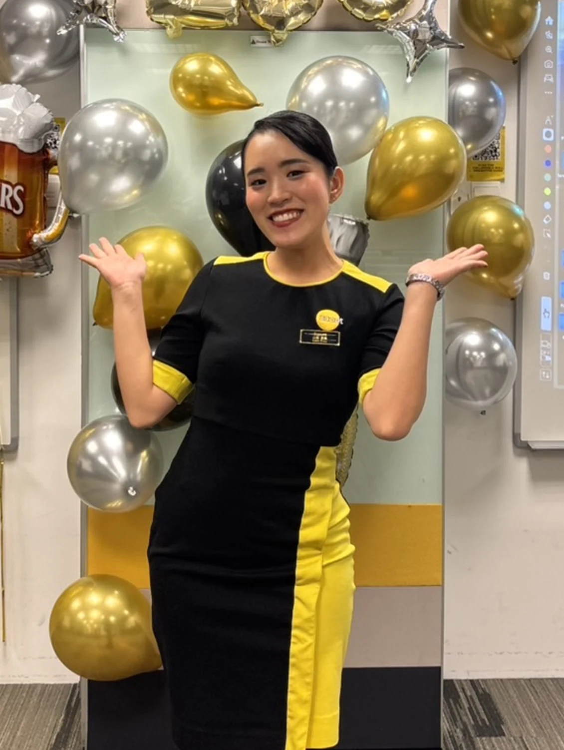 スクートの客室乗務員の制服を着たSuzumiさん。